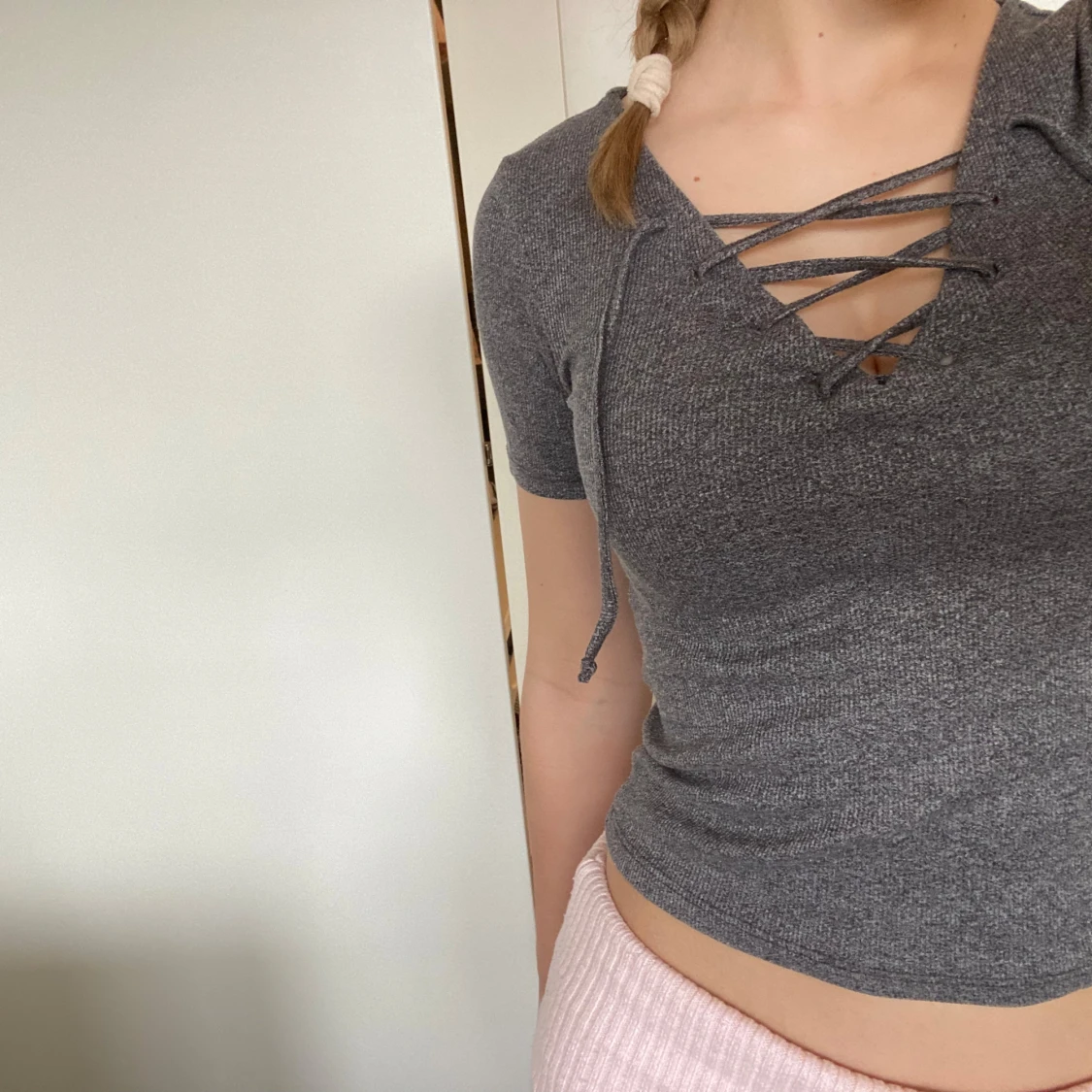 Grå ribbad topp med snörning