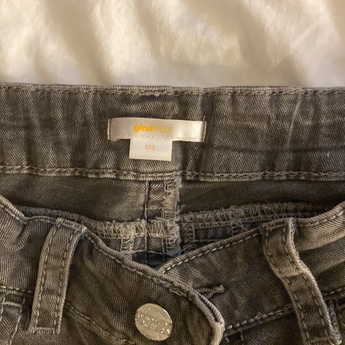 Grå jeans från Gina Tricot - 2