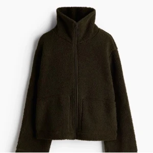 Mörkgrön teddyjacka - Säljer nu min populära och slutsålda mörkgröna Teddy jacka från hm❤️ Den är i storlek M och knappt använd, super fin!!