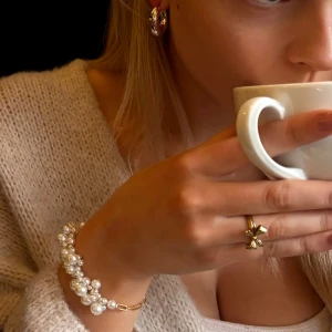 Rosettring i rostfritt stål - Fin guldring med rosett som är justerbar. Den har inga repor eller defekter och är rengjord i ett uktraljudsbad hos oss på secondspark UF! Om ni vill veta mer om rengöringsprossesen eller om vårt UF kika in secondspark.uf på instagram och TikTok!!