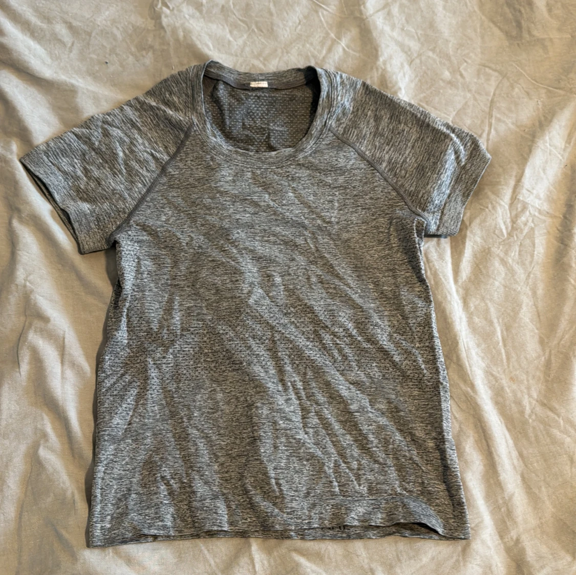 Grå t-shirt från Lululemon