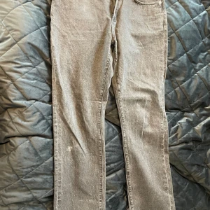 Jeans - Säljer ett par jeans från East west. Dem har en liten slitning vid benet. Annars fint skick