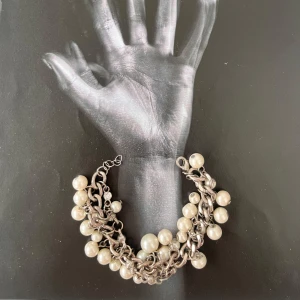 Armband, pärlor- Silver  - Skriv till oss om frågor vid t.ex storlek osv! 