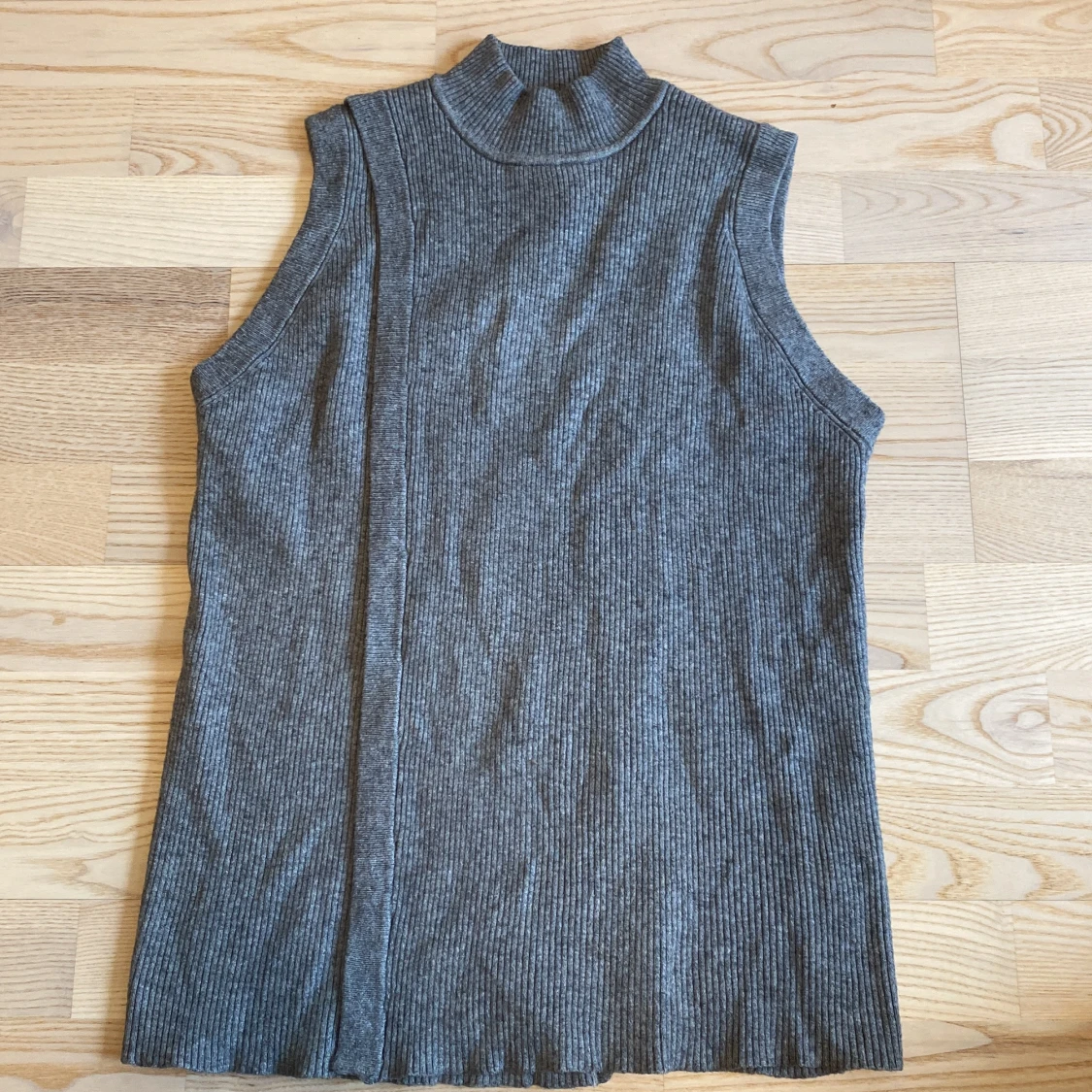 Grå stickad pull-over