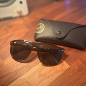 Rayban Boyfriend polarized - Tjena! Nu finns dessa polarizerade Rayban Boyfriend glajorna till salu. Dem är i topp skick utan några skador/ skrapor eller liknande och självklart 100% äkta!  Storlek 60. MVH Abbe 