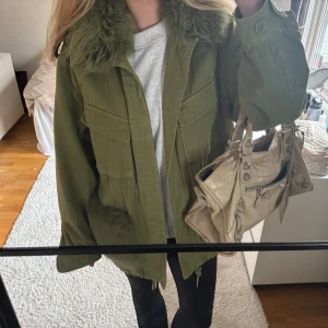 Custommade jacka  - Såå snygg custommade  jacka i färgen army green, väldigt sparsamt använd! Enda defekten är att två knappar har lossnat framtill, har kvar en så man kan enkelt sy på den igen. Inget som man tänker på vid användning annars❣️ perfekt till våren!! storlek s/m nypris 5699kr