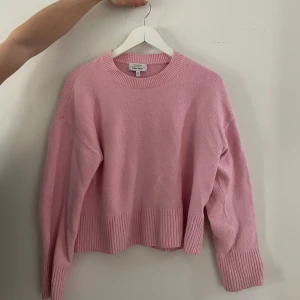 Tröja & Other Stories - Rosa stickad tröja från & other stories💞 