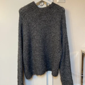 Grå stickad tröja från NA-KD - Använd några gånger, lite stor i storleken💕original pris var 500
