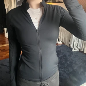 Svart tight träningsjacka - Svart träningsjacka i storlek S från Even&Odd i mycket bra skick - endast använd ett fåtal gånger, så inga större tecken på användning finns! Liknar jackan från lululemon 🤩❣️ 