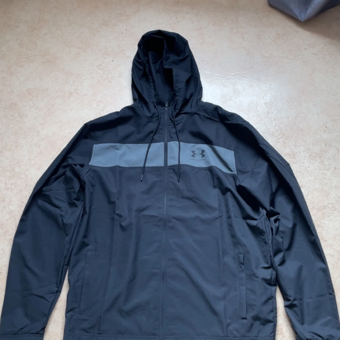 Svart vindjacka från Under Armour