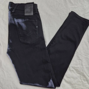 Replay Anbass - Riktigt fräsch replay anbass jeans I hyperflex! Storlek W30 och L34. Skriv vid frågor eller funderingar.