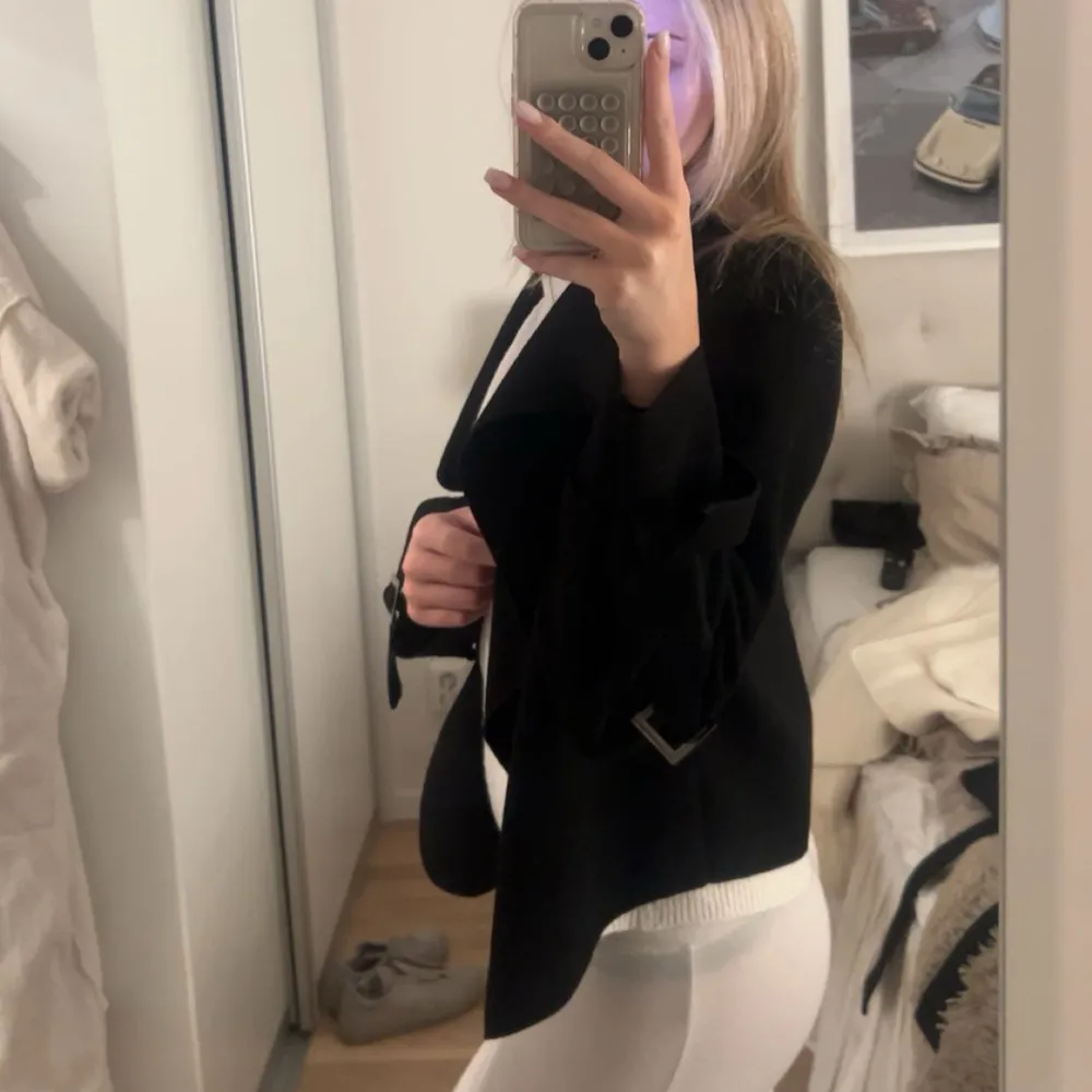 Tunnare kort kappa. Perfekt för en stilren look. Passar bra till både jeans och klänning. Enkelt att matcha med olika outfits.. Takit.