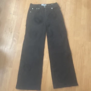 Svarta jeansbyxor - Svarta baggy jeans från Lager 157 – Helt nya!  Säljer ett par svarta baggy jeans från Lager 157 i toppskick. Aldrig använda, lapparna sitter kvar. Modellen har en avslappnad passform med breda ben för en stilren och trendig look. Perfekta för både streetwear och en casual outfit. Tillverkade i slitstark och bekväm denim. Finns för avhämtning eller kan skickas mot frakt. Hör av dig vid intresse!