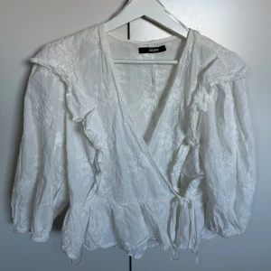 Vit blus - En jätte fin vit blus från bikbok. Aldrig använd och är i fint skick.❤️
