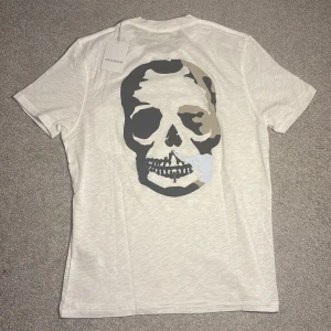 Zadig & Voltaire T-shirt (helt ny) - Riktigt fet och unik Zadig & Voltaire T-shirt | Storlek XS | Skick 10/10 helt ny | Retail runt 1200 | Komm vid intressen och tveka ej vid frågor 