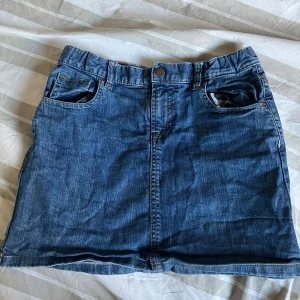 Jeanskjol från polarn o.pyret  - Snygg jeanskjol med snygga detaljer på fickorna. 