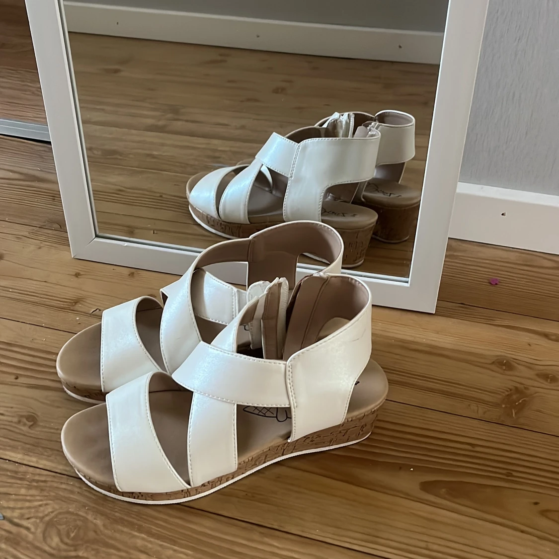 Vita sandaler med kilklack