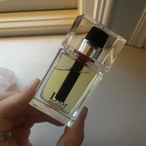 Dior parfym - Säljer en dior parfym för behöver pengarna, dm för frågor!