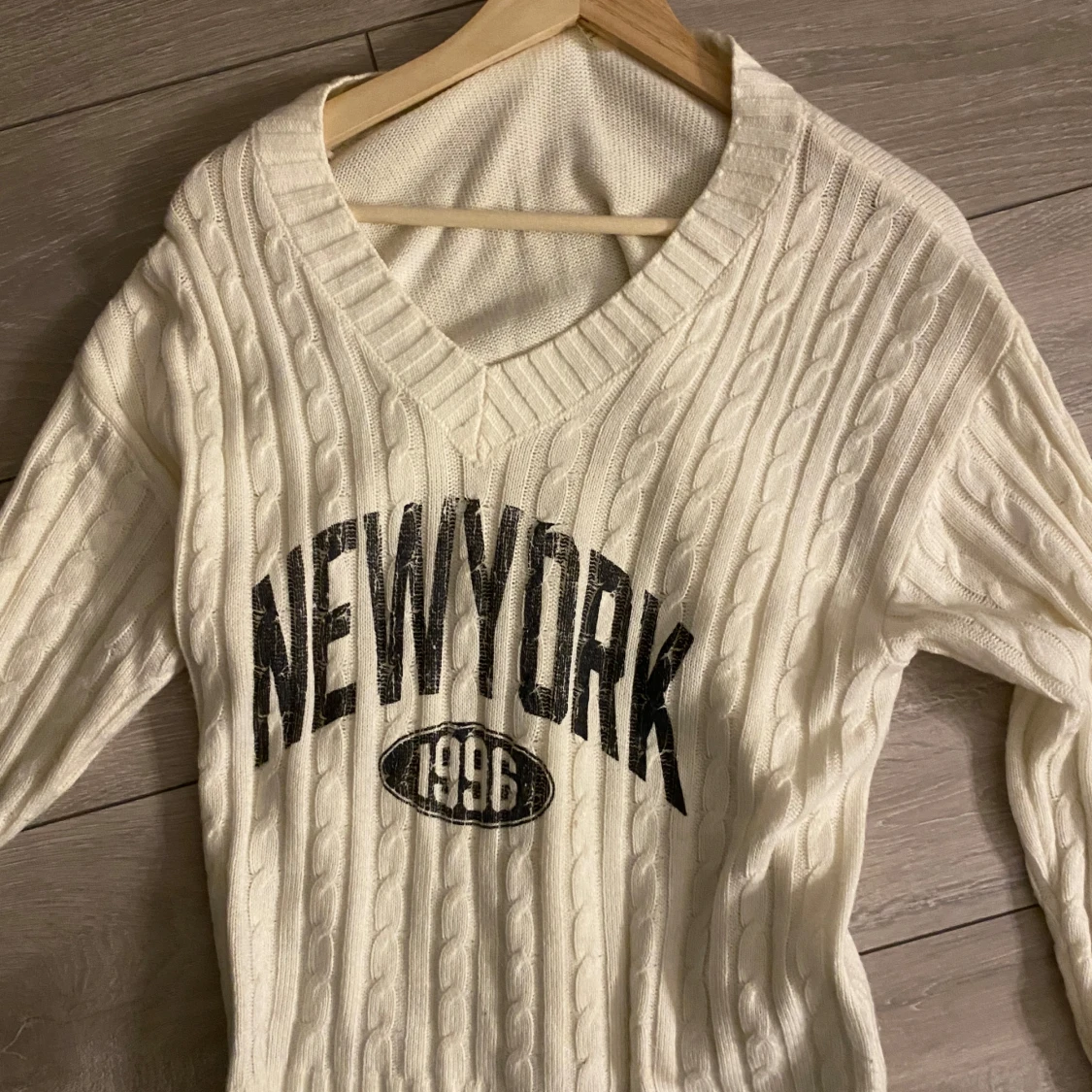 Vit stickad tröja med New York-tryck