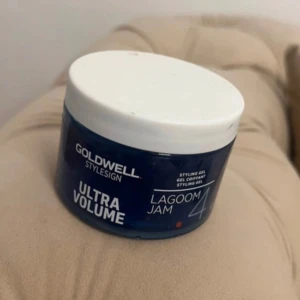 Goldwell Stylesign Ultra Volume Lagoom Jam - Goldwell Stylesign Ultra Volume Lagoom Jam är en stylinggel som ger volym och stadga. Förpackningen är en blå burk med vitt lock och innehåller 150 ml. Perfekt för att skapa fylliga frisyrer med långvarig hållbarhet.