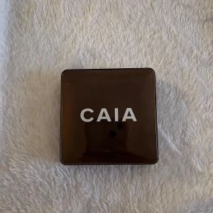 CAIA Bronzer Gold Coast - Snygg bronzer från CAIA i nyansen Gold Coast. Kommer i en elegant brun förpackning med spegel. Perfekt för att ge ansiktet en solkysst look. Använd men mycket kvar. 