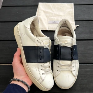 Valentino open - Säljer dessa riktigt snygga valentino opens!!! Navy. Size 43,5 fits 44. Självklart äkta. Skick 8/10. Vad ingår? Dustbag. Bara att höra av sig vid minsta fundering🤩