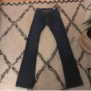 Mörkblå bootcut jeans från Crocker  - Snygga mörkblå bootcut jeans från Crocker. Lågmidjade