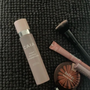 CAIA That Extra Hydration - Fuktgivande setting spray från CAIA i en stilren rosa flaska med silverdetaljer. Perfekt för att ge extra återfuktning och fixera sminket hela dagen. 