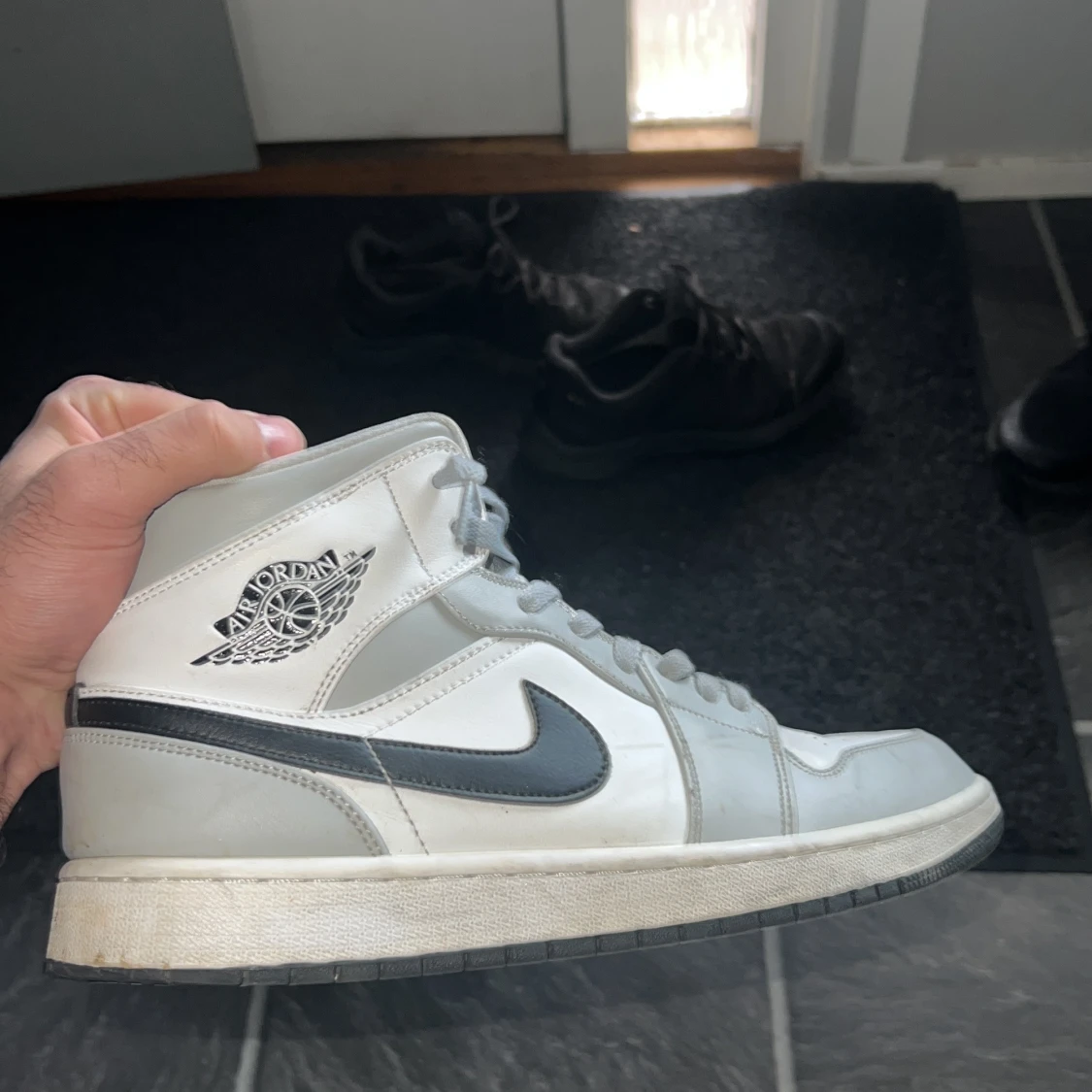 Grå och vita Nike Air Jordans - 3