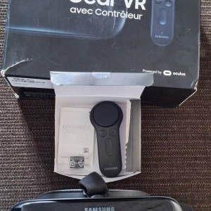 Samsung Gear VR med kontroll - Säljer ett Samsung Gear VR-headset med tillhörande kontroll.Billigare vid snabbaffär
