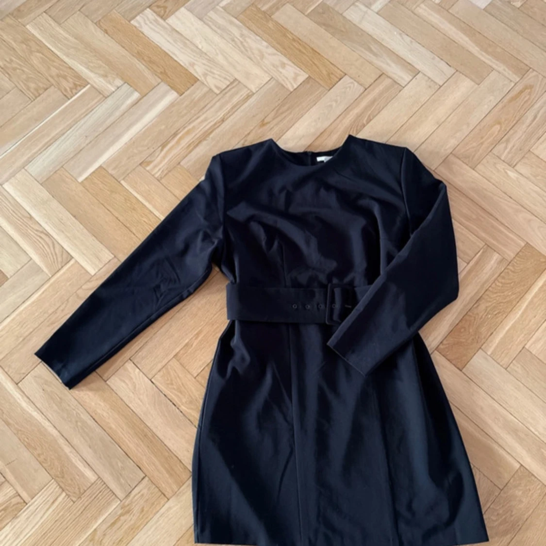 Svart klänning med bälte - 1