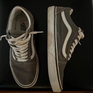 Grå Vans - Gråa Vans, använda ett par gånger men funkar fortfarande.