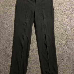 Svarta kostymbyxor - Svarta kostym byxor. Jag är 186 och dom passar mig bra.