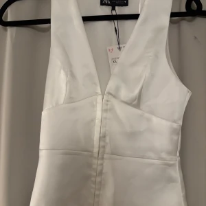 Vit satin top från zara!!🤍 - Snygg vit satin topp från zara, storlek xs och helt ny!!🤍✨