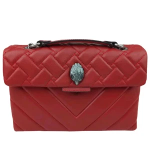 Röd Kurt Geiger med kedja - Snygg röd axelväska i quiltat mönster med en elegant kedjerem. Mellan storleken. Finns lite slitage (bild 4 och 5). Annars i väldig bra skick, vill bli av med den.