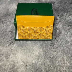 Gul kortfodral  - Säljer ett snyggt gult kortfodral 