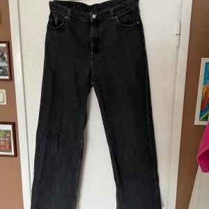 Svarta jeansbyxor - Snygga svarta jeans från Monki, vida ben. Storlek 32/XL. Tvättade ett antal gånger och har därför blekts. Annars i fint skick! 