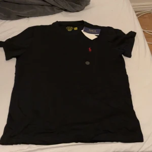 Ralph lauren T-shirt  - Jätte fin T-shirt för liten för mig och kan inte lämna tillbaka för har inte kvitto