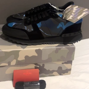 Valentino Rockrunners - As feta Valentino Rockrunners i nyskick aldrig använda pågrund av tröttnat på färgen men riktigt snygg färg ändå. Fick i present väldigt nyligen. Snabb affär o skickar samma dag! Tveka inte med o skriva.