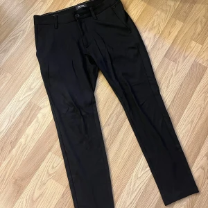 Svarta kostymbyxor från Only & Sons - Snygga svarta kostymbyxor från Only & Sons. De har en klassisk design med dragkedja och knapp framtill samt två bakfickor. Perfekta för en stilren look. En knapp saknas på fickan där bak annars är de hela och fina!🌸😊✨ W30 L30