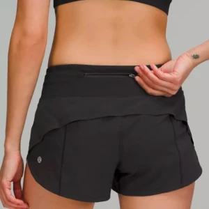Svarta träningsshorts från Lululemon - Säljer ett par svarta träningsshorts från Lululemon. De har en praktisk dragkedja baktill och är perfekta för löpning eller gymmet. Shortsen är designade för att sitta bekvämt och ge rörelsefrihet.