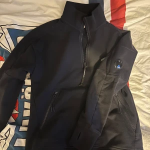 Mörkblå 1/4 zip från C.P. Company - Stilig mörkblå 1/4 zip från C.P. Company, använd men inga täcken på användning. Nypris på 2599. Hör av er vid några funderingar!