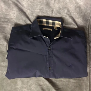 Burberry skjorta - Mycket fint skick | Size L passar M | modell 180 65 kg | Följare får 100 kr rabbat | fraktar spårbart inom 24 timmar med PostNord eller instabox |