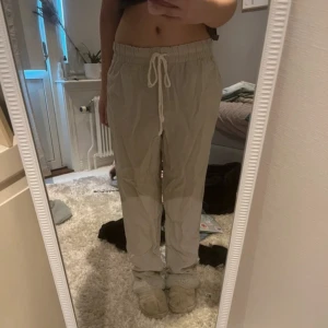 Beige linnebyxor med snörning - Beige linnebyxor från H&M i storlek M🩷använder inte pågrund av att jag har andra liknande! (Se bild 2, lite smuts på baksidan av byxan längst ner, då de är för långa för mig och nuddat marken, går säkert att få bort med några tvättar eller syns ej om man syr upp de🩷därav priset)