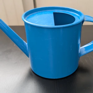 Mini metall blå vattenkanna IKEA  - Mini vattenkanna i blått köpt på IKEA. Vattenkannan är i gott skick. Inne i vattenkannan på botten så är den i lite sämre skick , synliga spår efter användning. Höjd ca 7,5 cm 