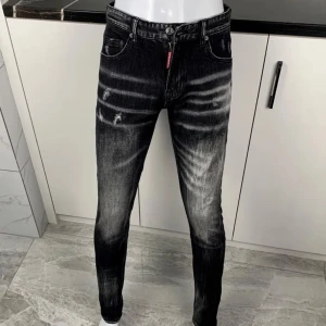 Dsquared 2 Herr jeans Svarta  - Dsquared Jeans svart färg inne just nu. De är oanvända och kommer i ny skick. Paket o allt skickas med. Alla storlekar inne.
