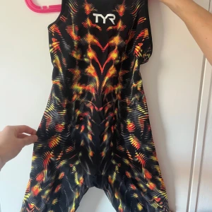 Tyr Baddräkt Venzo - Säljer min Tyr venzo baddräkt för ca 3000 men kan lägga mig lägre. Storlek 26 och jag säljer för att den är för liten. Den har inga skador eller liknande och är använd endast 3 gånger . Köparen står för frakten🩱💖