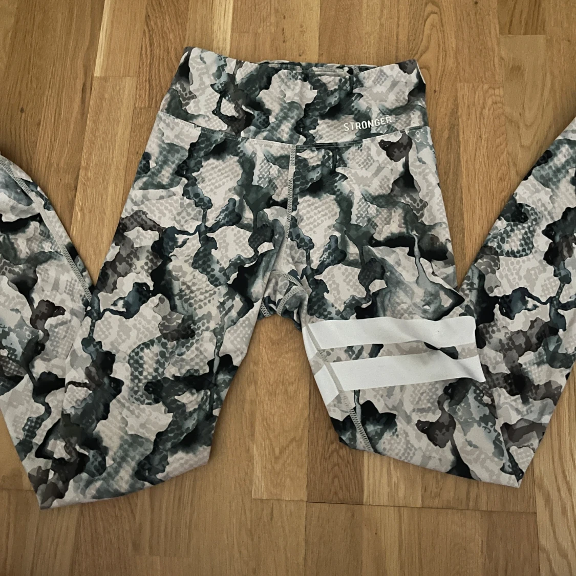 Kamouflage träningsleggings från Stronger