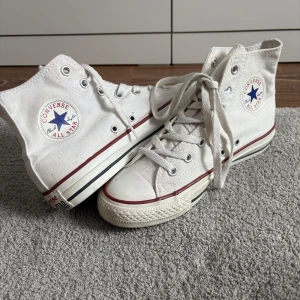 Converse - Väldigt snygga skor i fint skick, säljer då de blivit för småa. 🥰väldigt fint skick. 