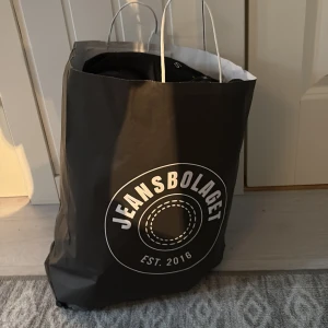 Påse med kläder! - Kläder som måste ut! Den innehåller 4 par jeans (ca storlek W27/28 L32), en hoodie (medium) och 2 par kostymbyxor